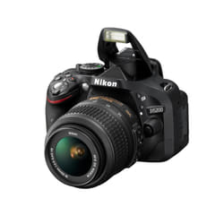 Nikon D5200 + AF-S DX NIKKOR 18-55MM F/3.5-5.6G VR