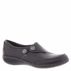 Clarks womens Ashland Lane Q Slip On Loafer  Black  11 Narrow US