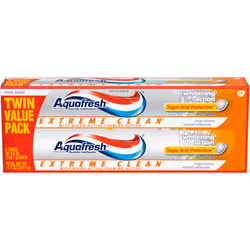 Aquafresh Extreme Clean Whitening Action Fluoride Toothpaste for Cavity Protection 5.6 ounce Twinpack (Two 5.6oz tubes)