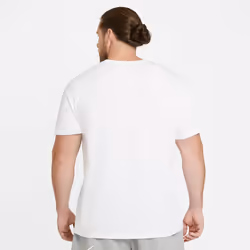 Men's Nike Sportswear Club T-Shirt  Nike Shirt for Men with Classic Fi