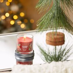 Yankee Candle Red Apple Wreath Scented  Signature 4.3oz Small Tumbler Single Wick Candle  Over 20 Hours of Burn Time  Christmas | Holiday Candle