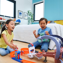 Hot Wheels Racer Verse RacerVerse Spider-Man’s Web-Slinging Speedway Track Set with 2 Racers