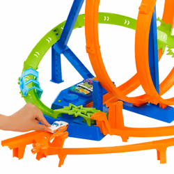 Hot Wheels Action Track Set with 5 Crash Zones, Motorized Booster and 1 Car