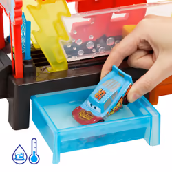 Disney Pixar Cars Disney and Pixar Cars Color Changers Race Ready Car Wash Playset & Color Changing Lightning McQueen - Additional view 4