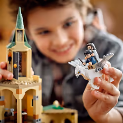 LEGO Harry Potter Hogwarts Courtyard: Sirius's Rescue 76401 Castle Tower Toy  Collectible Set with Buckbeak Hippogriff Figure and Prison Cell