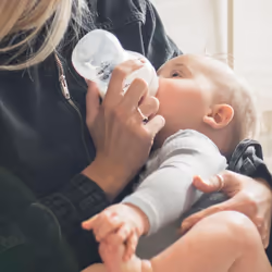 Tommee Tippee Natural Start Baby Bottle Teats, Fast Flow, 6+ Months, Breast-Like for a Natural Latch, Anti-colic Valve, Soft Silicone, Pack of 2