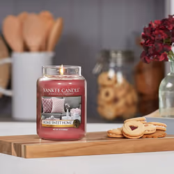 Yankee Candle Scented Candle | Christmas Garland Large Jar Candle | Burn Time: Up to 150 Hours