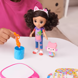 Gabby's Dollhouse , Gabby Deluxe Craft Dolls and Accessories with Water Pad and Water Brush Pen, Kids Toys for Girls and Boys Ages 3 and up