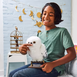 Wizarding World Harry Potter, Enchanting Hedwig Interactive Owl with Over 15 Sounds and Movements and Hogwarts Envelope, Kids Toys for Ages 5 and up - Additional view 5