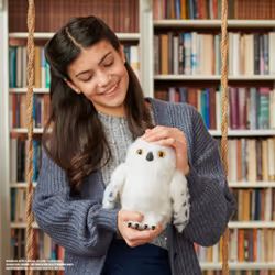 Wizarding World Harry Potter, Enchanting Hedwig Interactive Owl with Over 15 Sounds and Movements and Hogwarts Envelope, Kids Toys for Ages 5 and up - Additional view 7