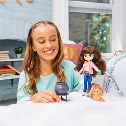 Wizarding World Harry Potter, 8-inch Brilliant Hermione Granger Doll Gift Set with 5 Accessories and 2 Outfits, Kids Toys for Ages 5 and up - Additional view 6