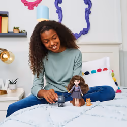 Wizarding World Harry Potter, 8-inch Brilliant Hermione Granger Doll Gift Set with 5 Accessories and 2 Outfits, Kids Toys for Ages 5 and up - Additional view 7
