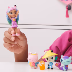 Gabby's Dollhouse , Gabby and Friends Figure Set with Rainbow Gabby Doll, 3 Toy Figures and Surprise Accessory Kids Toys for Ages 3 and up - Additional view 4