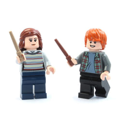 LEGO Harry Potter Minifigure Combo - Hermione in Stripped Sweater and Ron Weasley in Plaid Shirt (Adult Version) with Wands