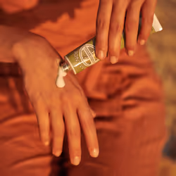 L'Occitane Almond Delicious Hands 75 ml - Additional view 4