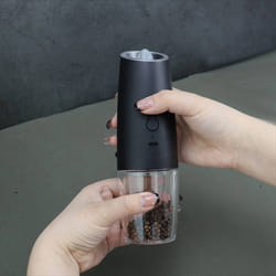 Salt and Pepper Grinder USB Charging Salt Electric Spice Shakers Tool