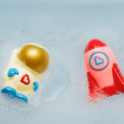 Munchkin Galaxy Buddies Water Safe Light Up Bath Toy Set - Astronaut & Rocket Ship Multicoloured 011229