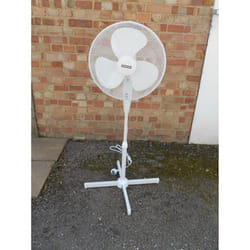 Status 16" Oscillating White Stand Fan S16STANDFAN ST-10