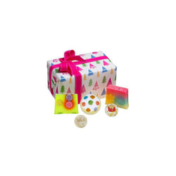 Bomb Cosmetics O Christmas Tree Handmade Wrapped Bath and Body Gift Pack, Contains 5-Pieces, 420 g [Contents May Vary]