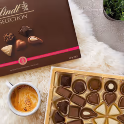 Lindt Selection Extra Fine Continental Chocolate Box Extra Large, 40 Assorted Milk, Dark and White Chocolates, 427g ,Sharing Box