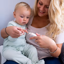 Tommee Tippee Electric Baby Nail File Trimmer Battery-Powered Infant Nail Clipper with LED Light and Six Filing Heads for Baby and Adult Use