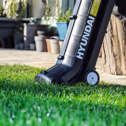 Hyundai Leaf Blower, Garden Vacuum & Mulcher with Large 45 Litre Collection Bag, 12m Cable, 62-170mph Variable Airspeed, Powerful 3000w & 3 Year