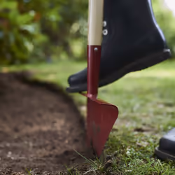 Fiskars Classic Lawn Edger, Length: 104 cm, Width: 23.5 cm, Boron steel head/Ash wood handle, Red/Natural Wood, 1003707