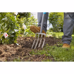 Gardena ErgoLine Telescopic Spade, Garden Spade of Quality Steel for Turning Over and Removing Soil with Foot Rest and Ergonomic D-Handle (17020-20)