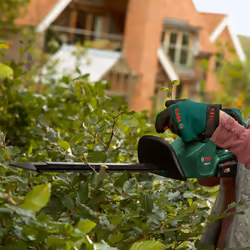 Bosch Cordless Hedge Cutter EasyHedgeCut 18V-52-13 (Without Battery; 18 Volt System; Blade Length 52 cm; for Trimming Smaller Hedges; in Carton