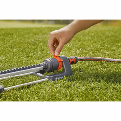 Gardena Aqua L rectangular oscillating sprinkler: Lawn sprinkler for watering areas of 120?280 m?, range 8?16 m, spread max. 16 m, built-in metal