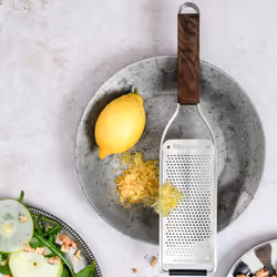 Microplane Kitchen grater Fine for hard cheese, citrus fruits, garlic, chili, cinnamon and nutmeg with stainless steel blades - Made in USA