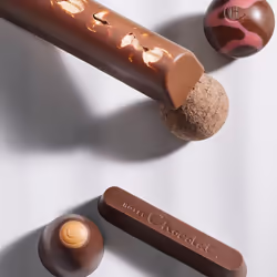 Hotel Chocolat Unbelievably Vegan H-Box - 14 Cacao-Rich Chocolates, 145g - Suitable For Vegetarians & Vegans - Gifts For Birthday, Thank You,