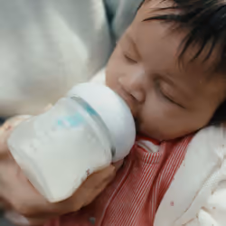 Philips Avent Natural Response Baby Bottle - 2X 125ml Baby Milk Bottle with AirFree Vent, BPA Free for Newborn Babies Aged 0 Months+ (Model SCY670/02)