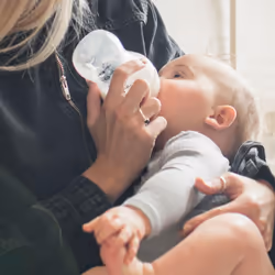 Tommee Tippee Complete Feeding Set, Electric Steam Steriliser with Insulated Bottle Bag, Newborn Self-Sterilising Baby Bottles and Easiwarm Bottle