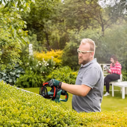 Bosch Trimmer UniversalHedgeCut 50 (480 W, Blade Length: 50 cm, for Medium Hedges, Tooth Opening: 26 mm, in Carton Packaging)