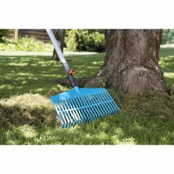 Gardena combisystem Lawn Rake: Convenient tined rake for cleaning up dead leaves and grass clippings, with robust plastic tines, working width 43 cm