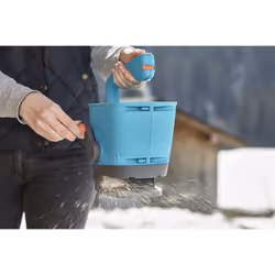Gardena Hand-Held Spreader M: Spreader for simple distribution of fertiliser, seeds, and salt with a spreading width of 1-4 m, for lawn areas of up to