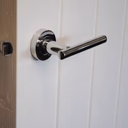 VIBE Laurel Lever on Rose Door Handle - Polished Chrome