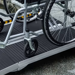 HOMCOM Folding Aluminium Wheelchair Ramp 152x73cm 272KG Capacity for Home - Additional view 4