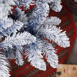 HOMCOM 6 Foot Artificial Blue Snow Flocked Christmas Tree with Hinged Branches - Additional view 7