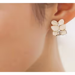 Fashion Style Elegant Crystal Gardenia Stud Earrings Ear Buckle for Women