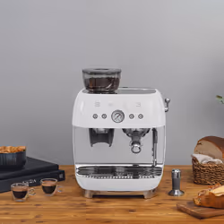 Smeg EGF03WHUK Espresso machine with grinder 2.4 L 20 bar White - Additional view 6