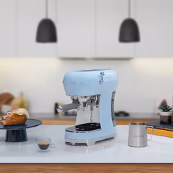 Smeg ECF02PBUK Espresso machine 1.1 L 15 bar Blue - Additional view 6