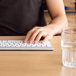 R-Go Tools Ergonomic keyboard R-Go Compact Break, compact keyboard with break software, QWERTY (IT), Bluetooth, white - Additional view 4