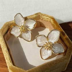 Dropped Glaze Flower Stud Earrings for Women Girl French Ins Vintage 2023 Fashion Korean Wedding Romantic Jewelry Gifts - White