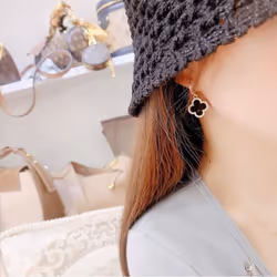 Fashion Luxury Four-leaf Clover Retro Shiny Rhinestone Earrings Net Red Senior Sense Of Ladies Earrings Small Fragrant Wind Ear Buckle - red
