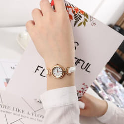 Popular Women Watch Simple Girl Pu Leather Strap Women Fashion Quartz Wrist Watch Mini Thin Dial Watches Quartz Wrist Watches - white