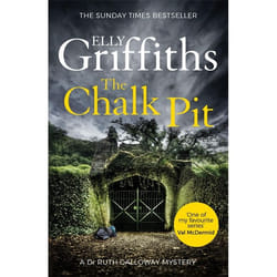 Hachette UK The Chalk Pit book English Paperback 400 pages